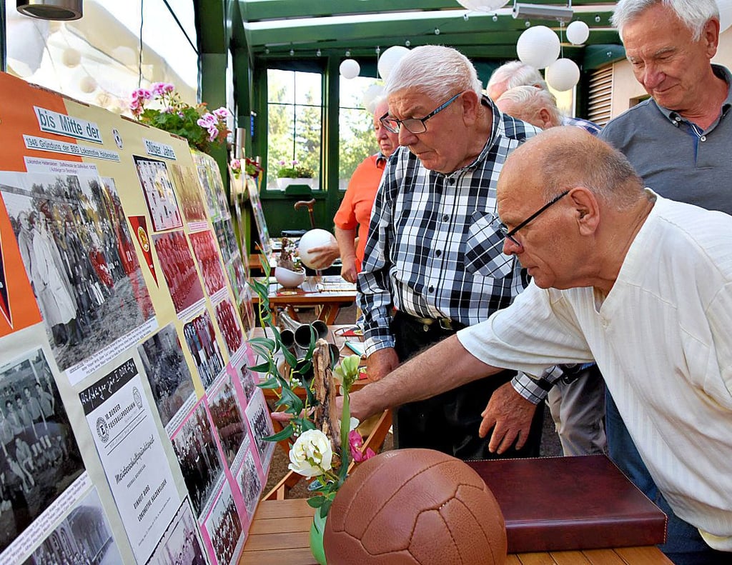 Viele der einstigen Fußballer erkannten sich und ihre Sportfreunde auf den Schwarz-Weiß-Fotografien der Bilderschau wieder.