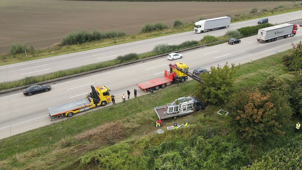 Ein Lkw ist heute früh (10. September) zwischen Magdeburg und Braunschweig auf der Autobahn 2 von der Fahrbahn abgekommen. Die Bergungsarbeiten gestalteten sich laut dem Bergungsleiter Denis Schenk als schwierig.