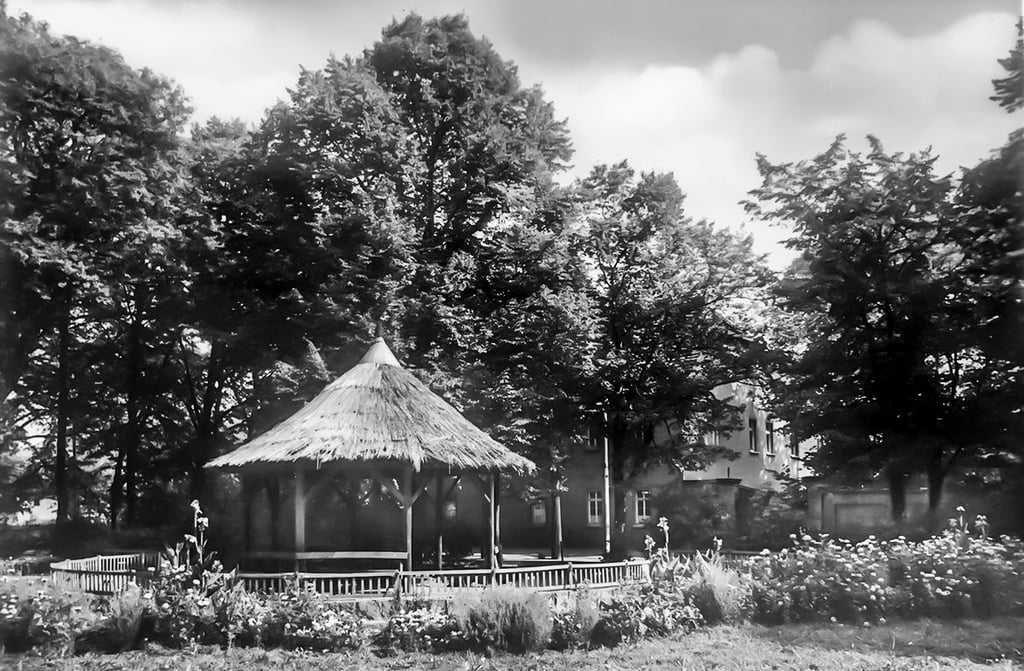 Ein bliebtes Motiv war der idyllische Lindenplatz.