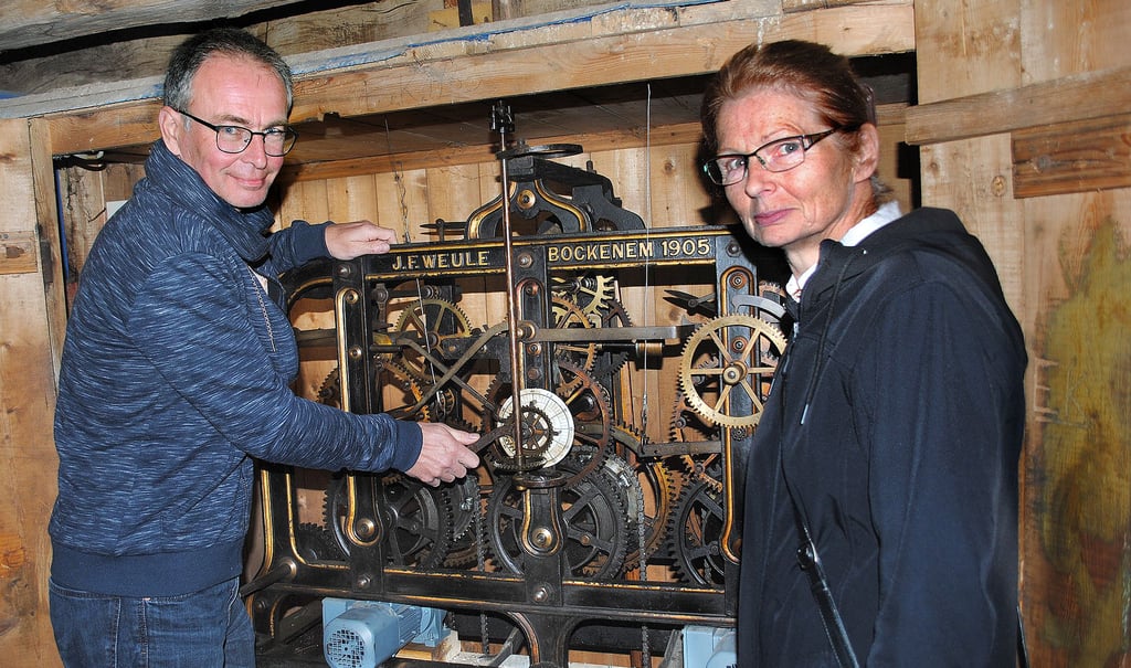 Henning Gust und Bärbel Bade an dem fast 120 Jahre alten Uhrwerk im Kirchturm in Bismark
