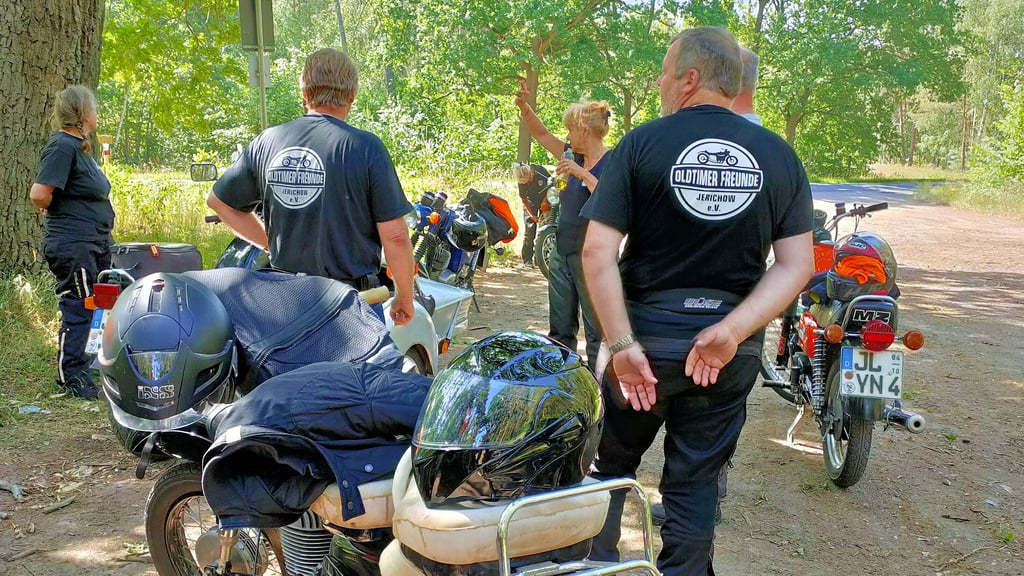 Vereinsvorsitzender Gerold Giese präsentiert das T-Shirt mit dem Vereinslogo. Es wird bei gemeinsamen Veranstaltungen getragen, so auch bei der jährlichen Ausfahrt.