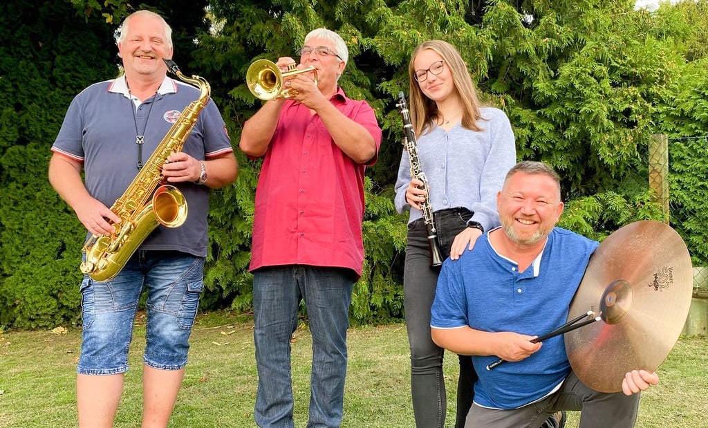 Saxophonist Andreas Pazdyka , Steffen Rothe, Chef des Klostermansfelder Musikvereins und Trompeter freuen sich gemeinsam mit den neuen Mitgliedern, Lia Kasperski (Klarinette) und ihr Vater Thomas Kasperski am Schlagzeug (v. li.) auf das Konzert.