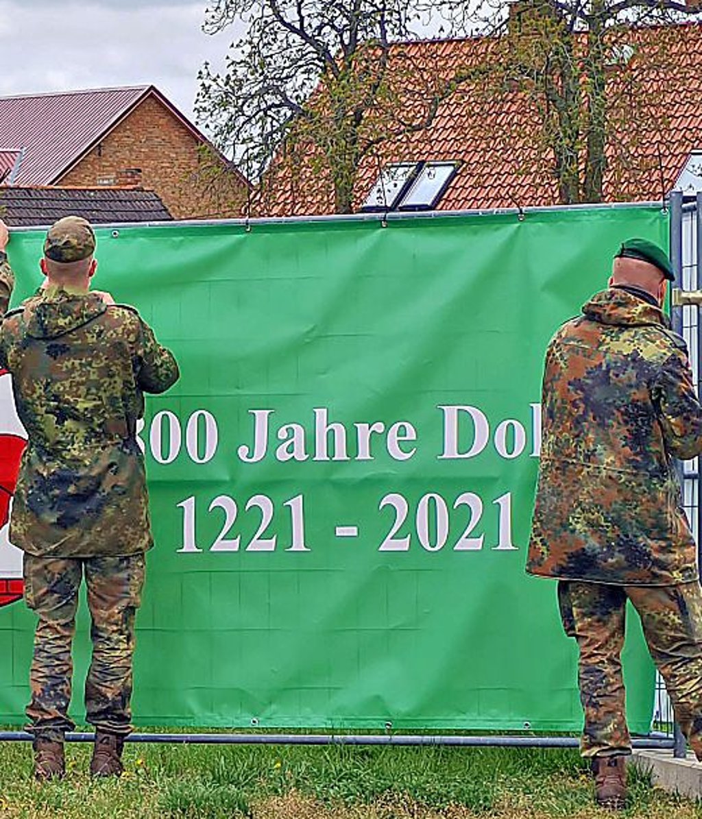 Am Ortseingang von Dolle wurde ein Banner zum Ortsjubiläum angebracht.