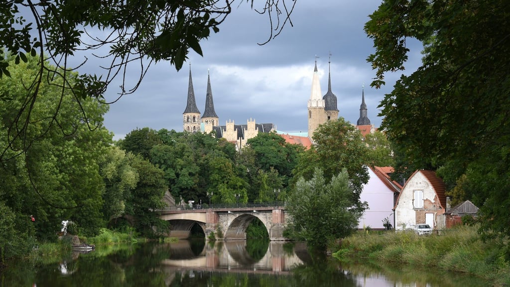 Ein Blick auf die Stadt Merseburg mit dem Merseburger Dom und der Saale. Der Landesrechnungshof hat einen genauen Blick auf die Kommunalfinanzen der Stadt geworfen. Dieses Mal hat er unter anderem bei der Stadt Merseburg im Saalekreis geprüft. Foto: Waltraud Grubitzsch/dpa-Zentralbild/dpa/Archivbild