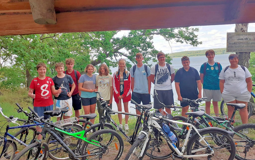 Während ihrer Zeit in Plau am See umradelten die Mädchen und Jungen auch den See.
