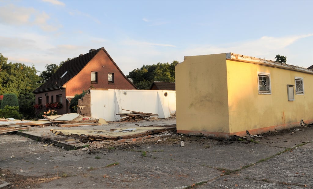 Erst wurde der Grün-Bewuchs entfernt, dann das Gebäude des ehemaligen Konsums in Parchen eingerüstet.