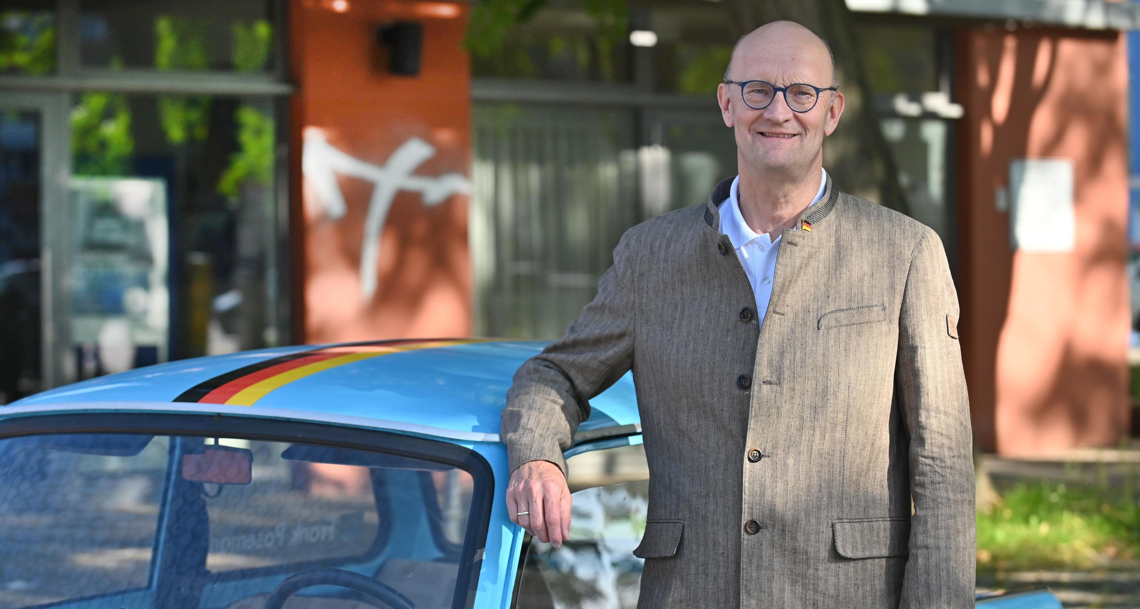 Die Kandidaten konnten sich an einem ihrer Lieblingsplätze im Wahlkreis 69 Magdeburg/Schönebeck ablichten lassen. Frank Pasemann wählte in Magdeburg den Neustädter Platz mit seinem Trabant.