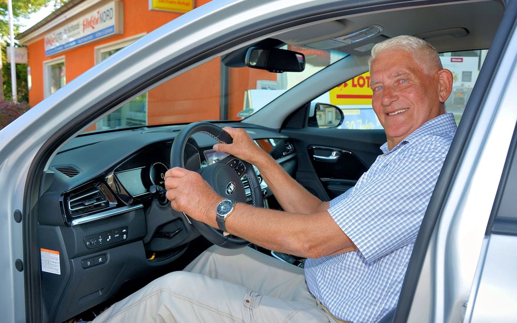 Wilfried Lau in seinem neuen Kia e-Niro, den er Ende Juli erworben hat. Mit dem Elektrofahrzeug schafft der Unternehmer aus Genthin-Altenplathow mehr als 455 Kilometer.