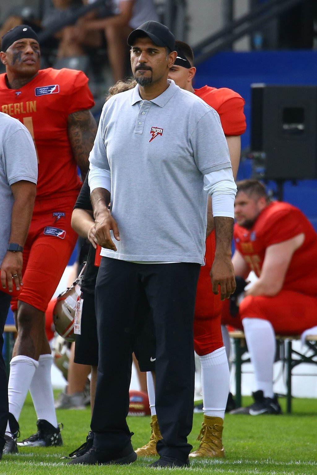 Berlin Thunders bisheriger Headcoach Jag Bal steht an der Seitenlinie.