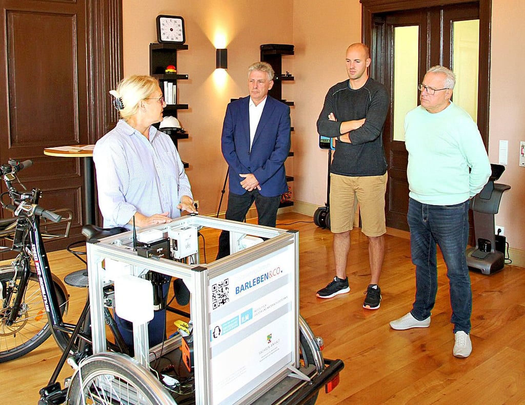 Am Rande ihrer Kommunalberatung ließen sich die Ortsbürgermeister Peter Hiller, Michael Ölze und Manfred Behrens (von rechts) von Annette Schreiber einige praktische Anwendungsbeispiele im Digitalisierungszentrum Barleben erläutern.