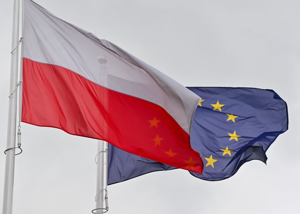 Die EU-Flagge hinter den Farben Polens.