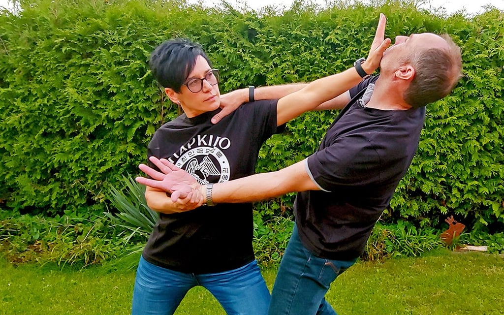 Janine Fiebig-Merten und Dietmar Barth zeigen Selbstverteidigung.