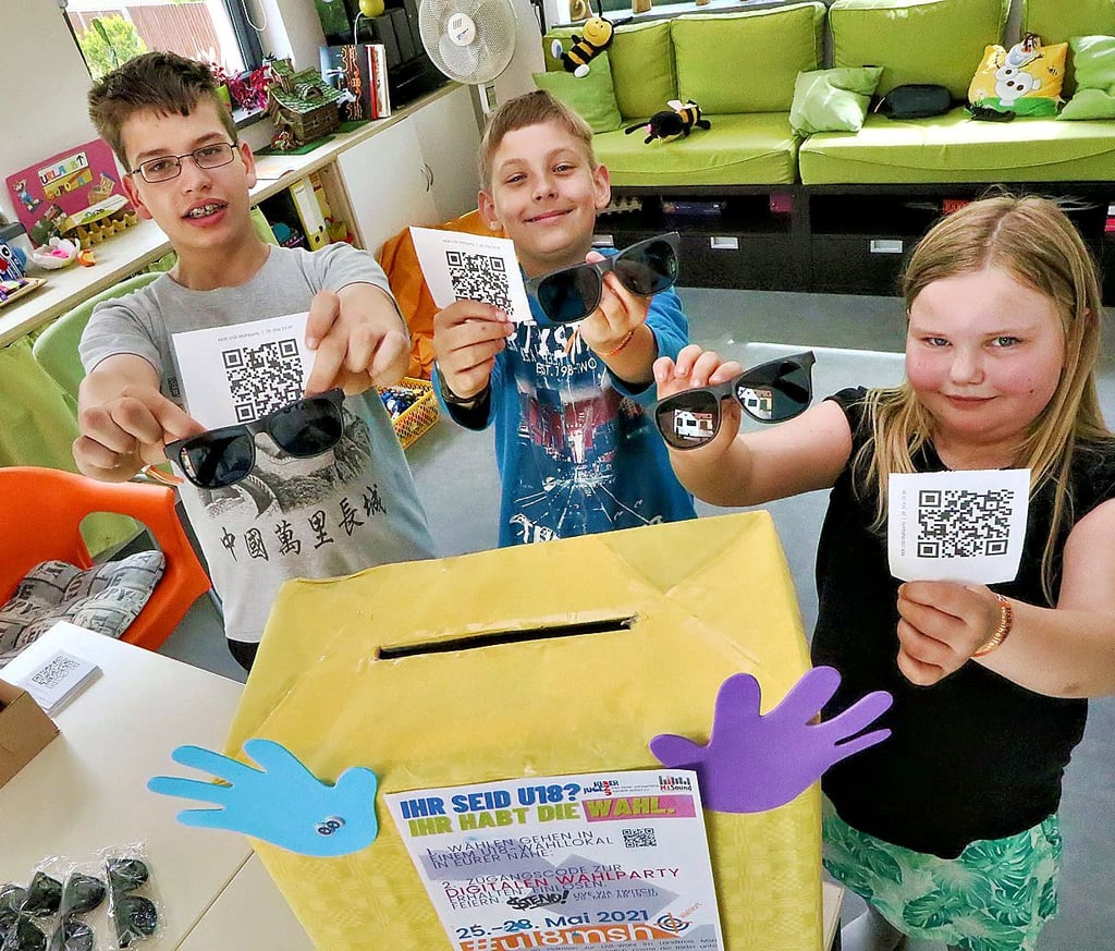 Alexander, Matthias und Mia Sophie bei er U18-Landtagswahl.