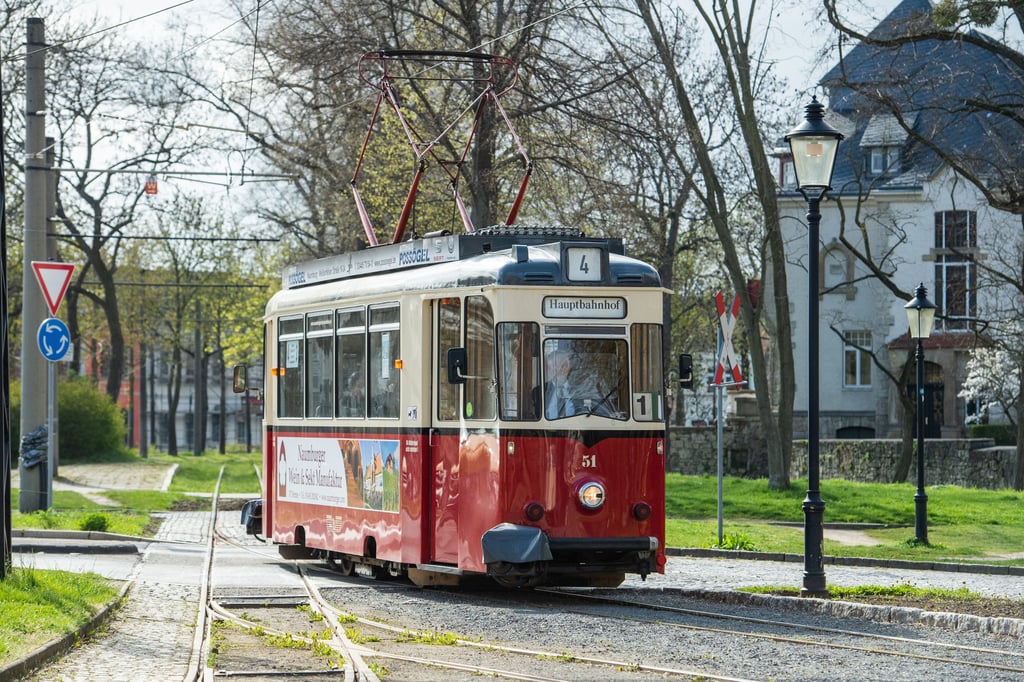 Die Naumburger Straßenbahn lädt am Denkmaltag in ihr historisches Depot am Stephanplatz ein.
