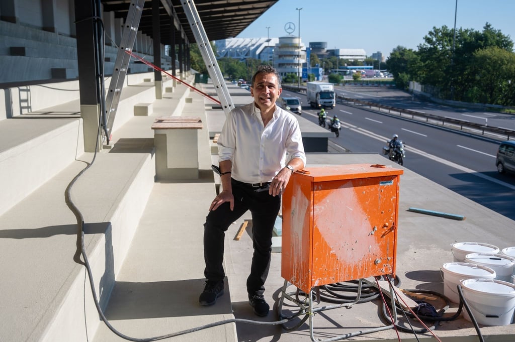Hamid Djadda, Bauherr der AVUS Tribüne, steht auf der Baustelle der ehemaligen Tribüne.