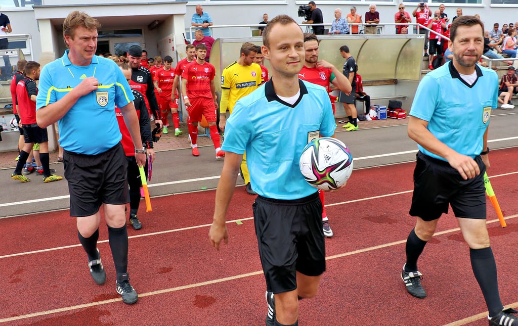 Hendrik Miekautsch (Mitte), hier mit Kay Schröter (links) und Holger Bleck, pfeift mittlerweile Partien in der Fußball-Oberliga.