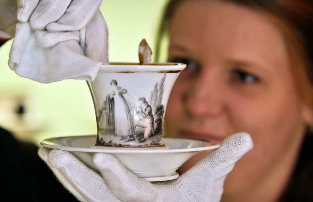 Eine historische Kaffeetasse wird im Museum des „Haus zum Arabischen Coffe Baum“ gereinigt.