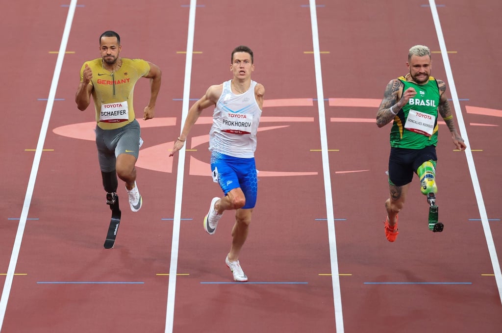 Leon Schäfer (l) gewann über die 100 Meter die Bronzemedaille.