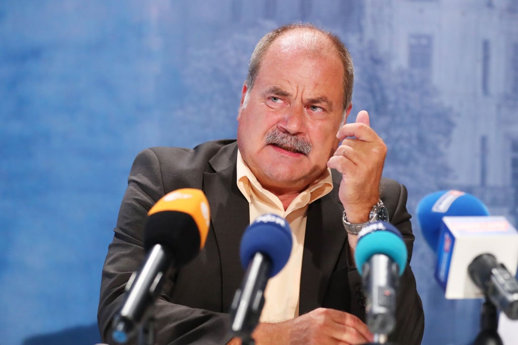 Peter Ritter, innenpolitischer Sprecher der Linksfraktion im Schweriner Landtag, spricht bei einer Pressekonferenz.