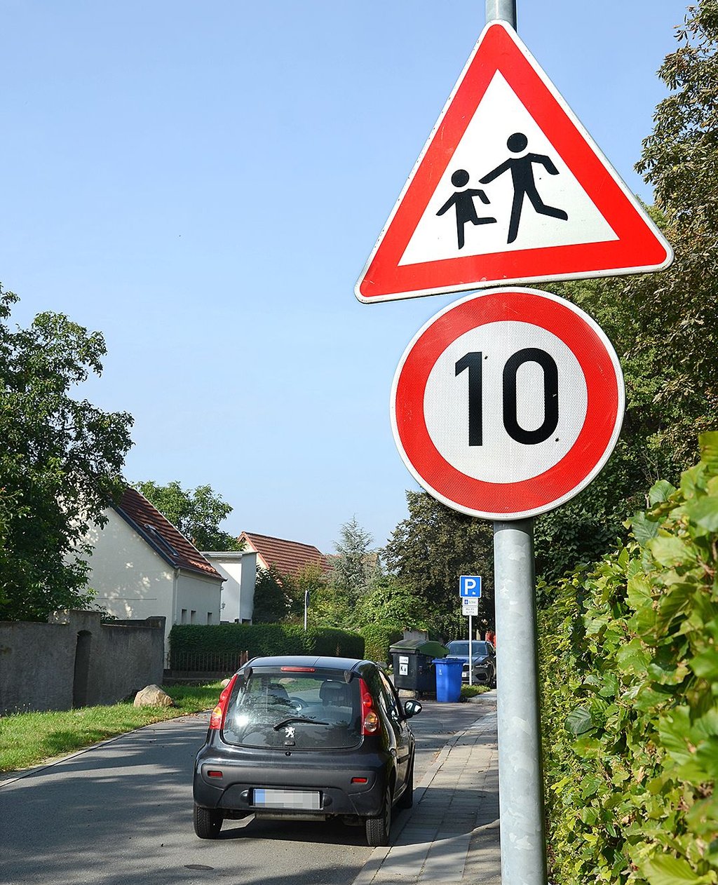 Die Straße ?Hinter der Achte? ist viel befahren. Vor der Kita wurde die Höchstgeschwindigkeit jetzt auf zehn km/h begrenzt.