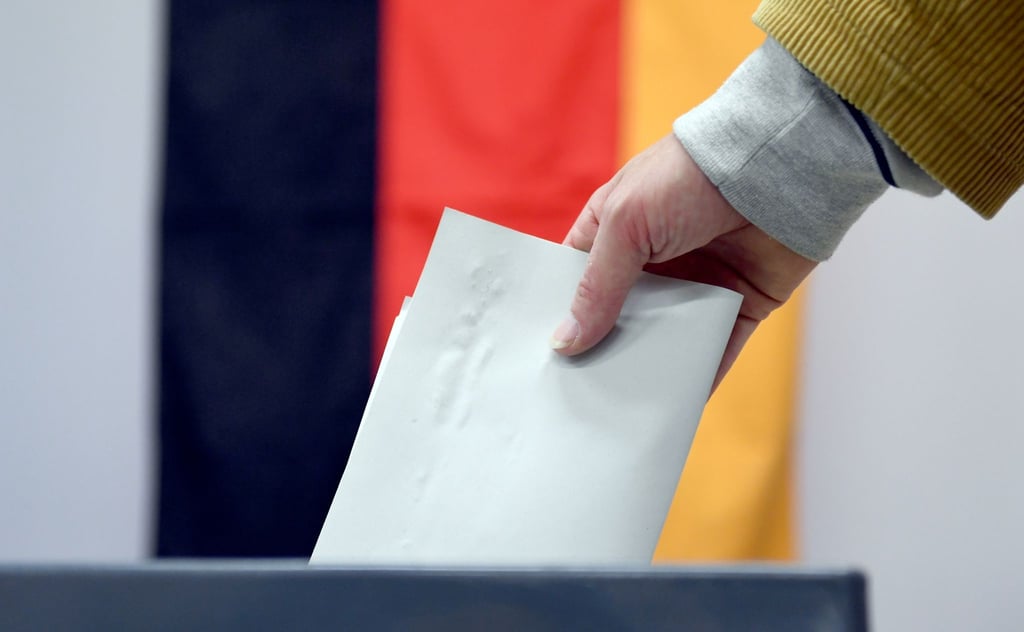 Ein Wähler gibt in einem Wahllokal seine Stimme ab.