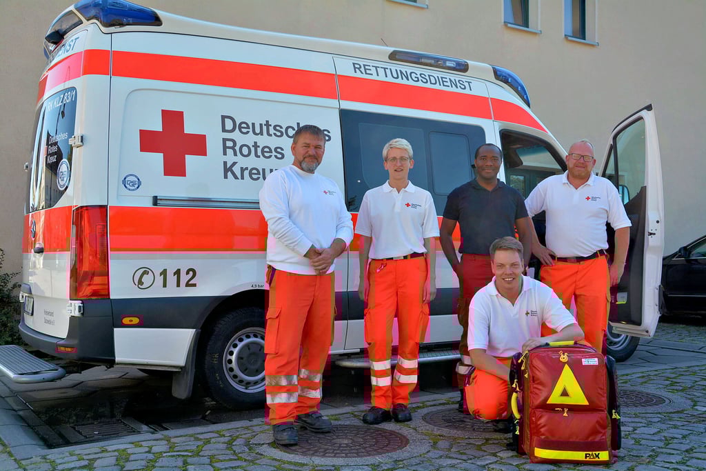 Die Kollegen der DRK-Rettungswache Klötze sind ein eingespieltes Team, hier Notfallsanitäter Olaf Reek (hinten von rechts), Notarzt Boas Lontchi, Auszubildende Stefanie Hämmerling, Notfallsanitäter Marko Storbeck sowie Notfallsanitäter Martin Ryll (vorne).