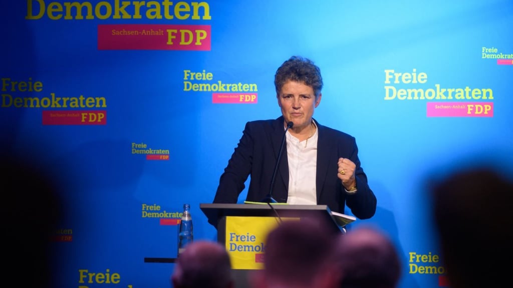 Lydia Hüskens, Vorsitzende der FDP-Sachsen-Anhalt, spricht auf dem Landesparteitag zu den Delegierten. Auf dem Parteitag wurde über den Koalitionsvertrag zwischen CDU, SPD und der FDP abgestimmt. Der Koalitionsvertrag war mit einer Enthaltung und einer Gegenstimme angenommen worden.