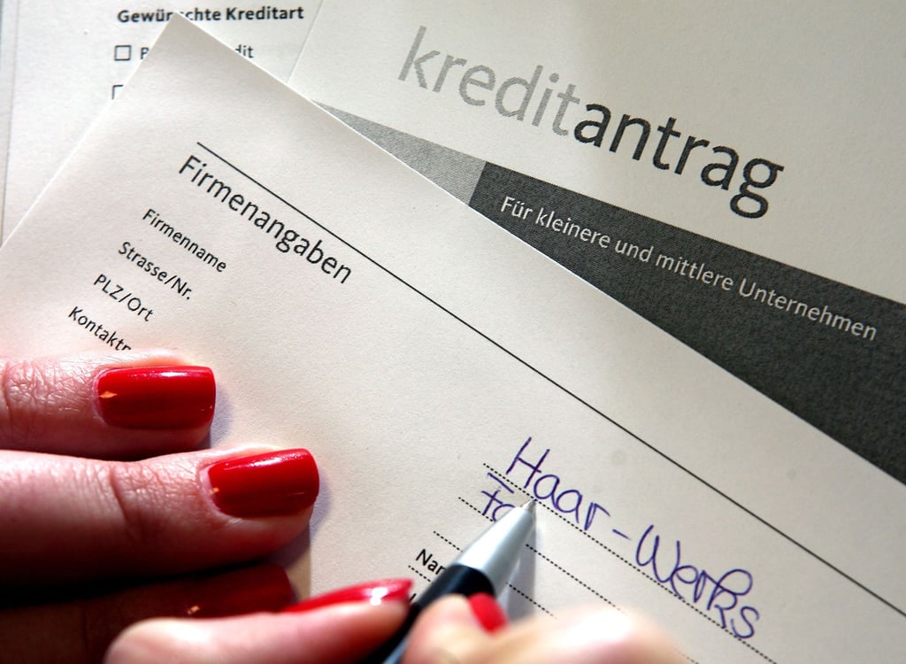 Eine Frau füllt einen Kreditantrag aus. (Archivbild)