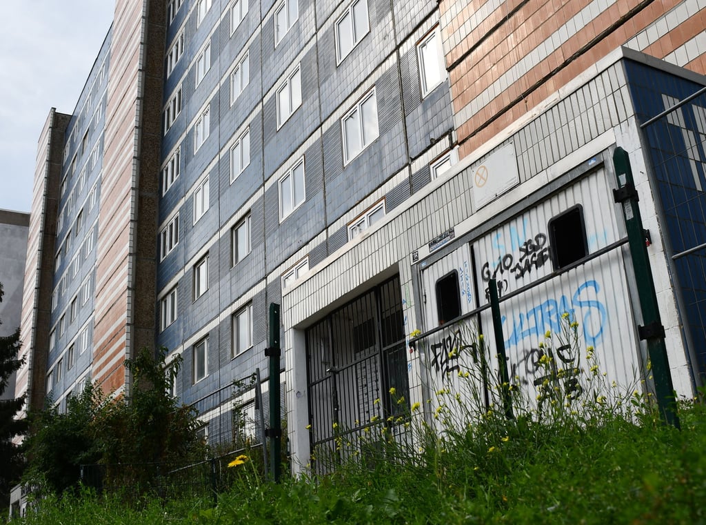 Drei Hauseingänge im Magdeburger Kannenstieg warten auf die Sanierung.