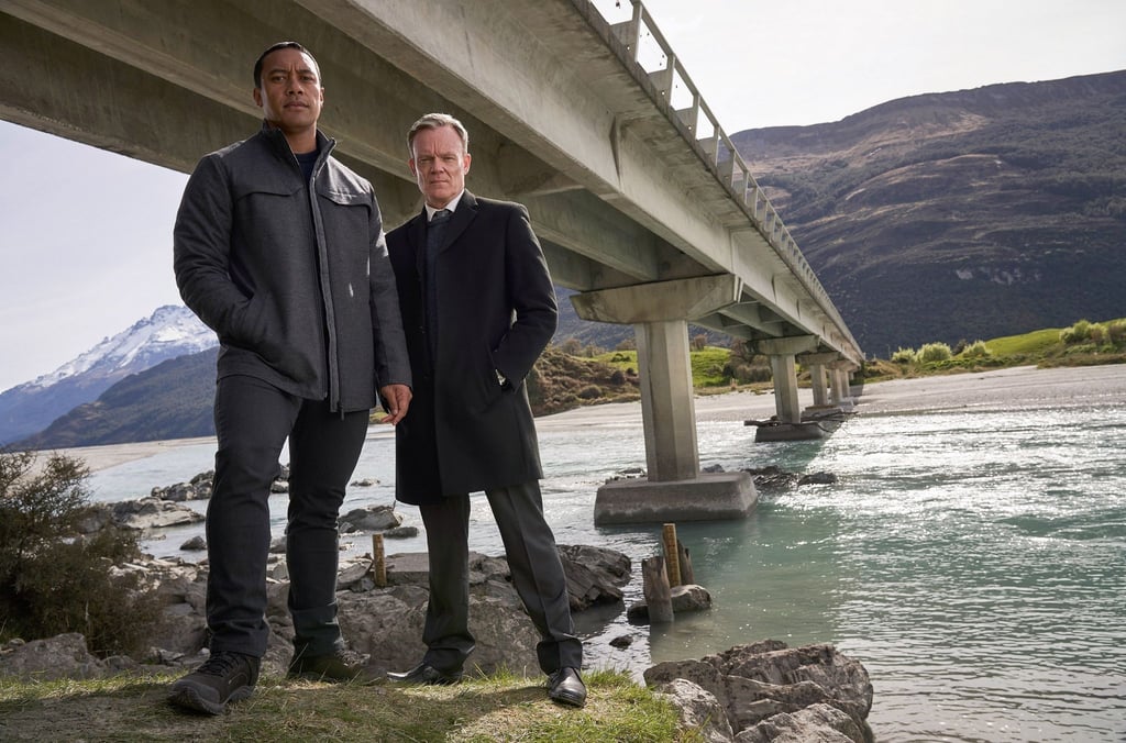 Ankunft Detective Ariki Davis (Dominic Ona-Ariki, l) mit seinem neuen Vorgesetzten Stephen Tremaine (Joel Tobeck) zum Todesfall an der berüchtigten Selbstmörder-Brücke One Lane Bridge in Queenstown (undatierte Filmszene).