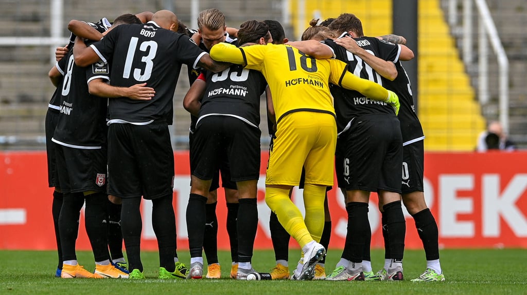 Die Mannschaft des HFC kurz vor Anpfiff eines Drittliga-Spiels.