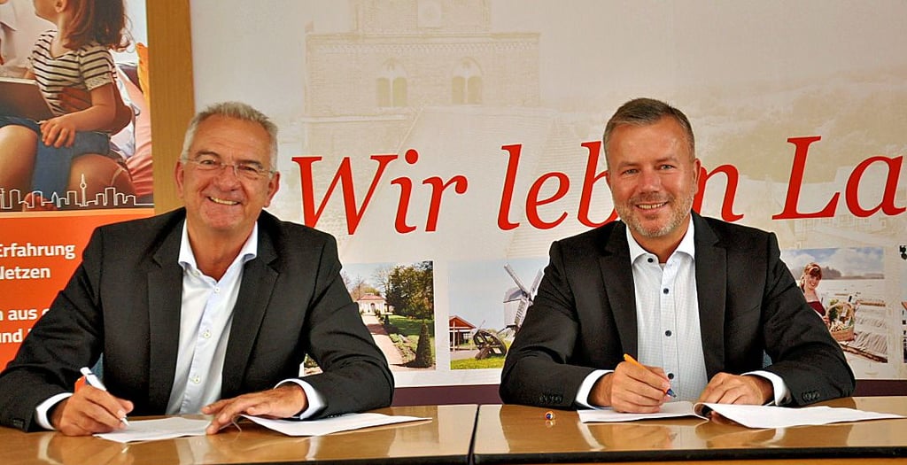 Hardy Heine (links) und Nico Schulz unterzeichneten am Freitag im Osterburger Verwaltungsgebäudes einen Kooperationsvertrag zwischen dem Internetversorger DNS:NET und Einheitsgemeinde.