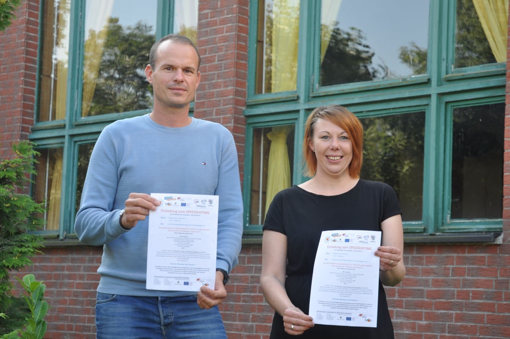 Monique Grothe von der Netzwerkstelle Schulerfolg und Matthias Zander von der Frühförder- und Beratungsstelle des Diakonischen Werkes laden zum Speeddating ein.