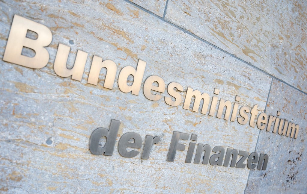 Der Schriftzug „Bundesministerium der Finanzen“ an der Front des Bundesfinanzministeriums in Berlin.
