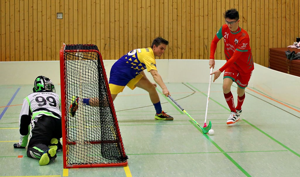 Jannik Nitsche (am Ball) startet präzise am 11. September um 18 Uhr in die Saison.