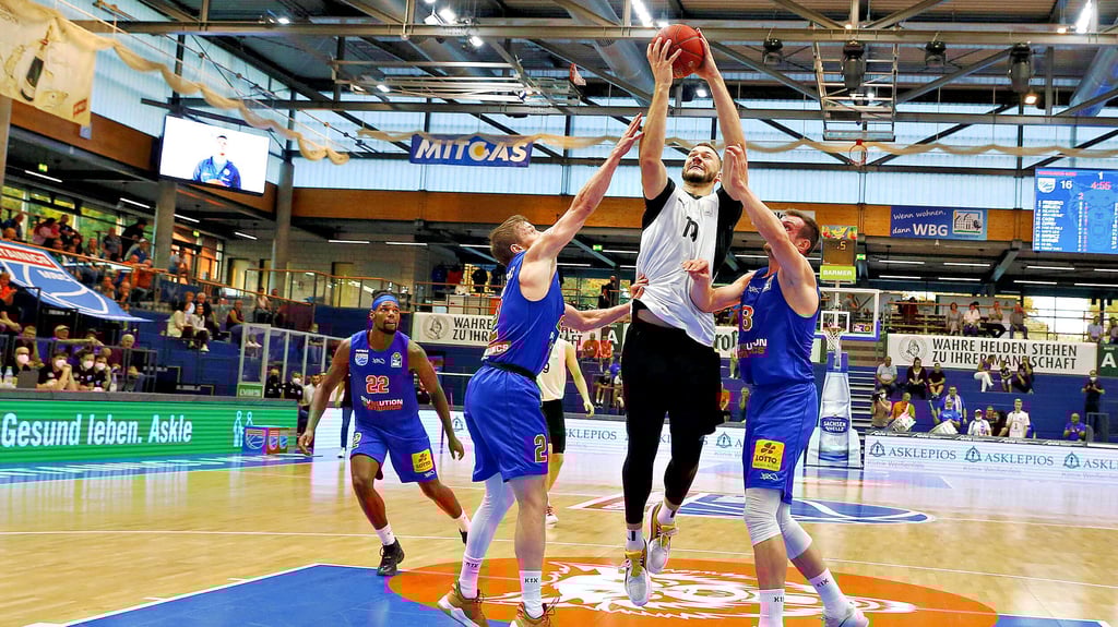 Der Syntainics MBC (blaue Trikots) hinterließ im Testspiel gegen Medi Bayreuth einen starken Eindruck.