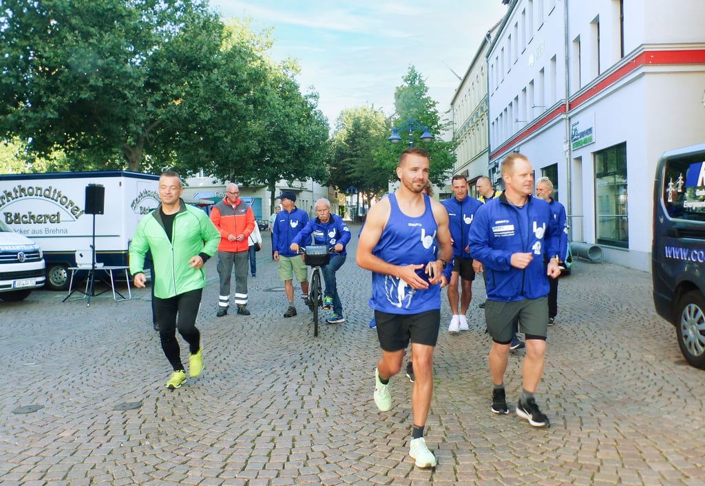 Der symbolische Start für den Friedenslauf von Kap Arkona zur Zugspitze erfolgte auf dem Bitterfelder Marktplatz.