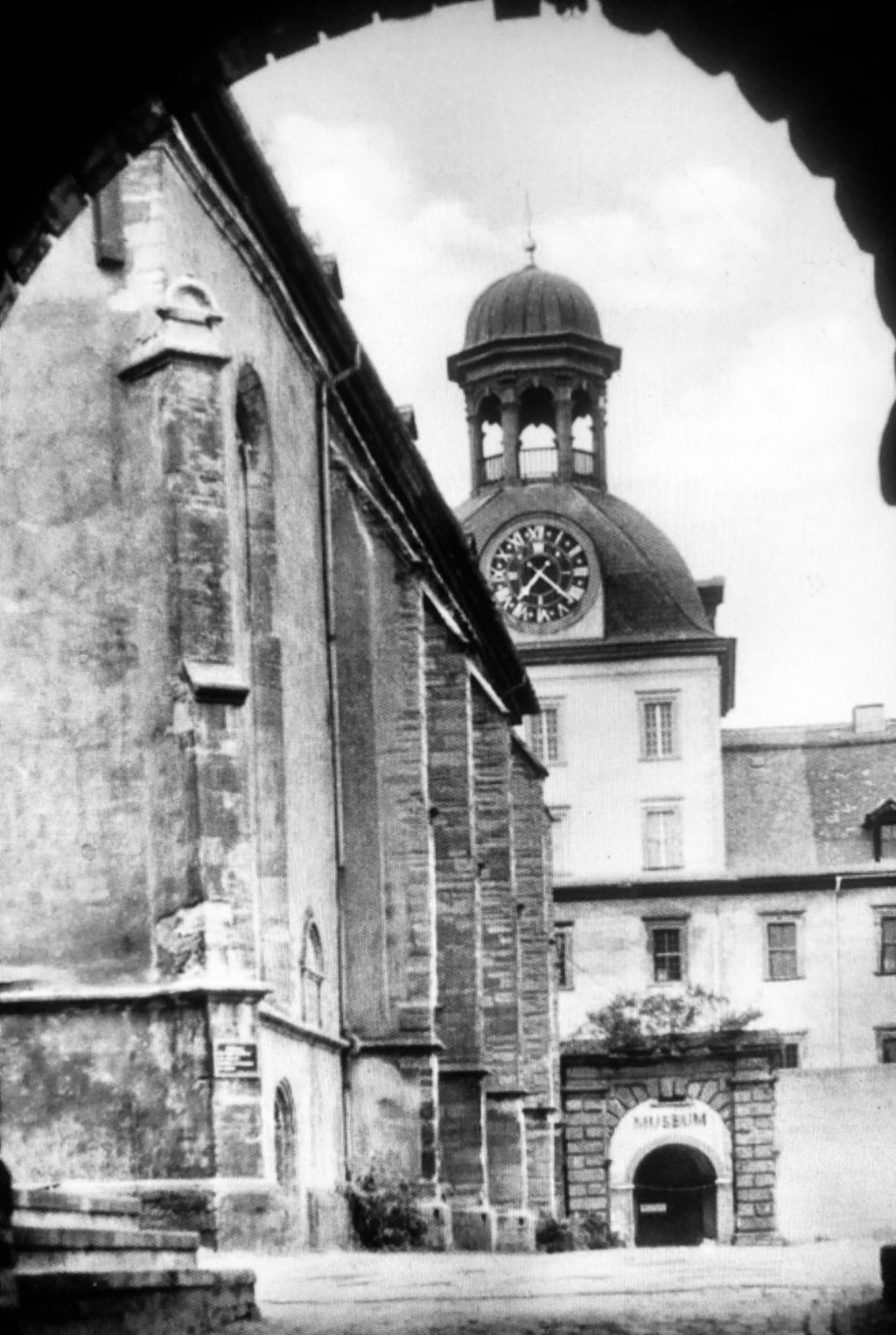 Aus den 1970er Jahren stammt diese Postkarte mit Blick zum Dom St. Peter und Paul und Schloss Moritzburg.