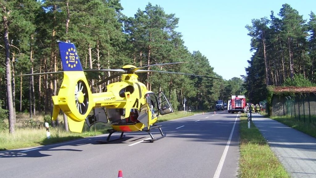 Der Fahrer verletzte sich bei dem Verkehrsunfall schwer und wurde mit einem Rettungshubschrauber in ein Krankenhaus nach Magdeburg geflogen. Die Polizei stellte bei der Rettung des Fahrers einen Alkoholgeruch, wonach dies die mögliche Unfallursache sein könnte. Die Polizei hat ihre Ermittlungen aufgenommen.