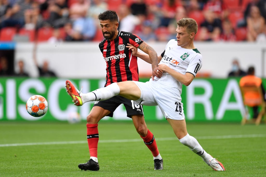 Gladbachs Matthias Ginter (r) kann wieder mit dem Team trainieren.