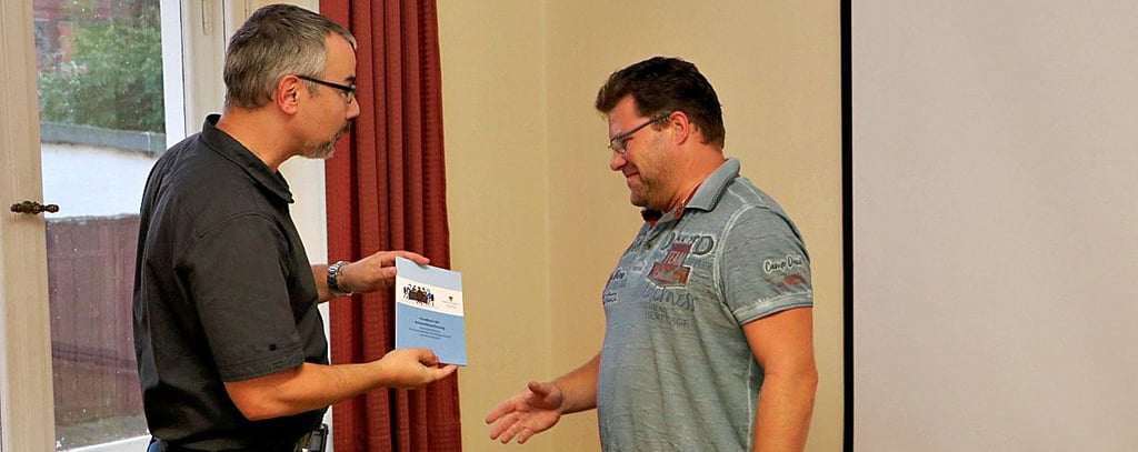 Stefan Schmidt (links) überreichte nach der Wahl an seinen Nachfolger Michael Müller ein Handbuch der Ortschaftsverfassung.