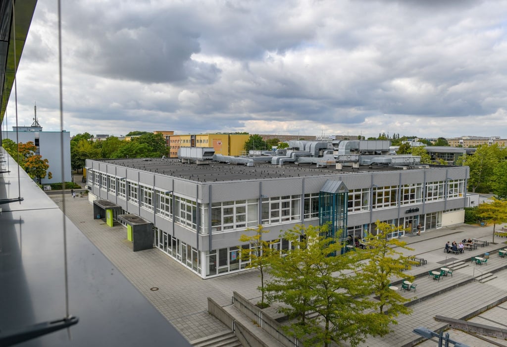 Blick über den Campus an der BTU - Brandenburgische Technische Universität Cottbus-Senftenberg.