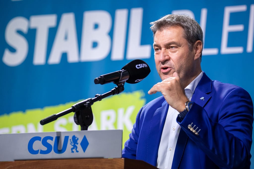Markus Söder spricht während der CSU-Stadiontour im Max-Morlock-Stadion.