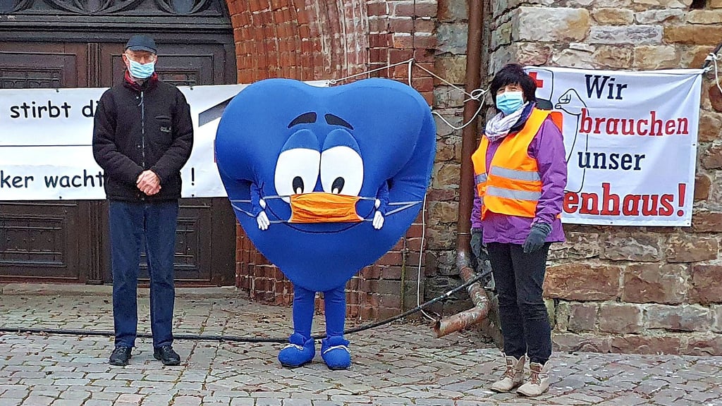 Holger Schulz und das Blaue Herz stehen hier symbolisch für die beiden Veranstalter: die Vereine Pro Krankenhaus Havelberg und ?Blaue Herzen für Kinderfreundlichkeit?.