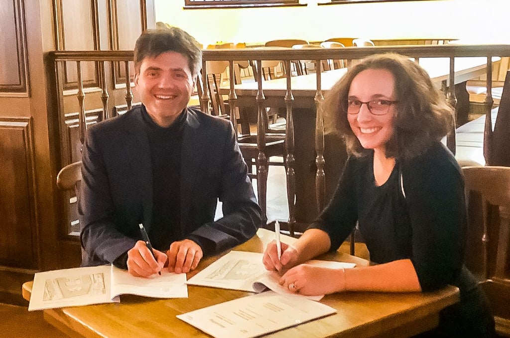 OB Robert Reck und Melina Wohlgemuth unterzeichnen den Pachtvertrag.