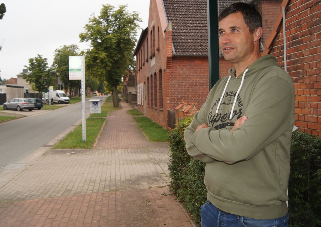 Carsten Miehe ist Bürgermeister von Burgstall, zu seiner Gemeinde gehört Dolle. Er weiß, beim Busfahren winken viele ab