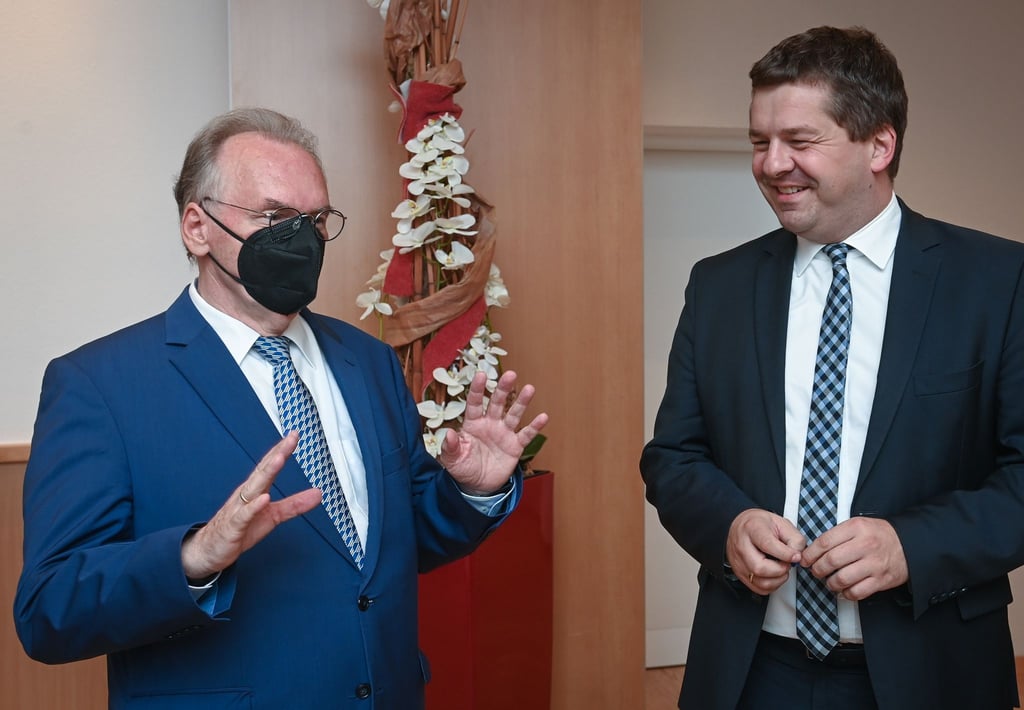 Reiner Haseloff (CDU, links) und Sven Schulze unterhalten sich auf der Regionalkonferenz der CDU Sachsen-Anhalt.