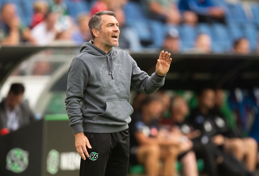 Hannovers Trainer Jan Zimmermann während eines Spiels.