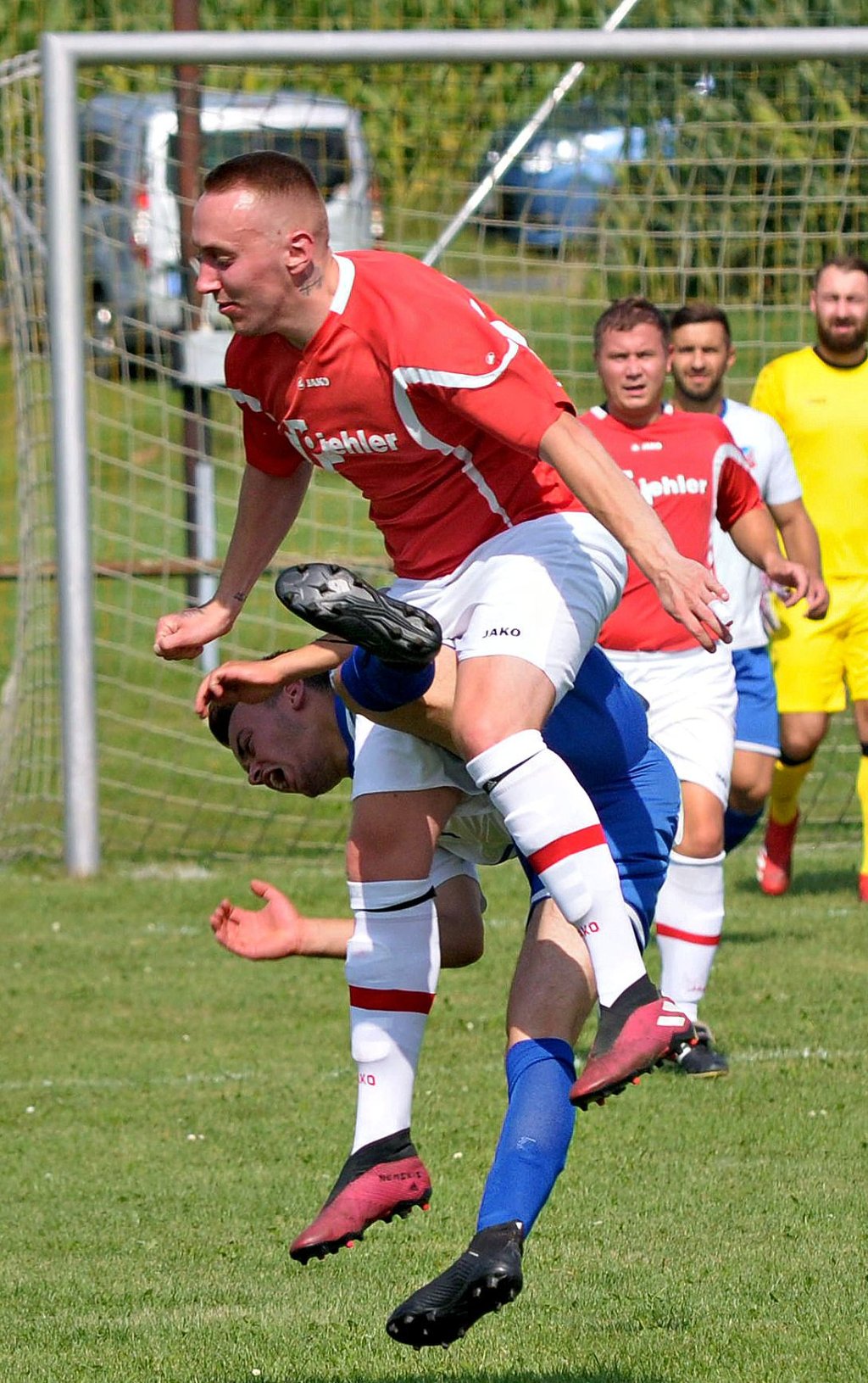 Verhakt und eingefädelt. Jakob Fiedler (unten) - hier mit dem Sporaer Nico Hermsdorf - will mit dem ESV Herrengosserstedt die Negativserie im Landesklasse-Heimspiel gegen den SSC Weißenfels II beenden.