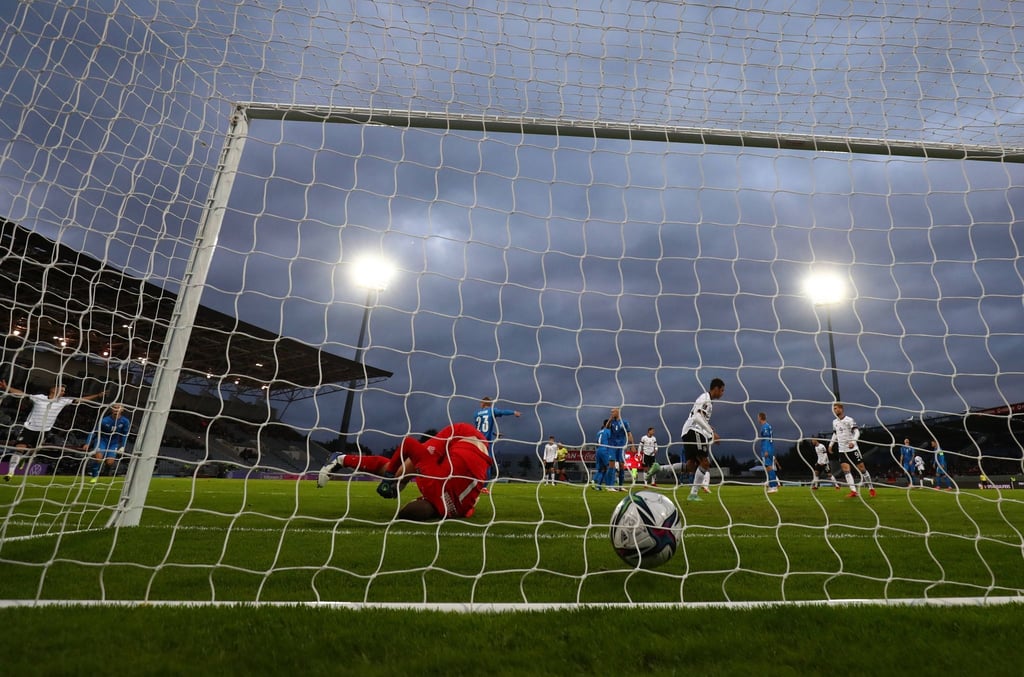 Der Ball liegt nach dem Schuss von Leroy Sané (nicht im Bild) zum 0:3 im Tor von Islands Torwart Torwart Hannes Halldorsson (l).